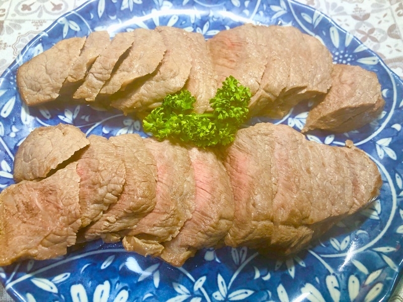 赤身のステーキを撮った写真