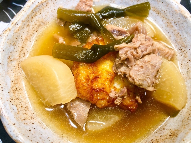 スジ肉と大根の煮ものを取り分けて撮った写真