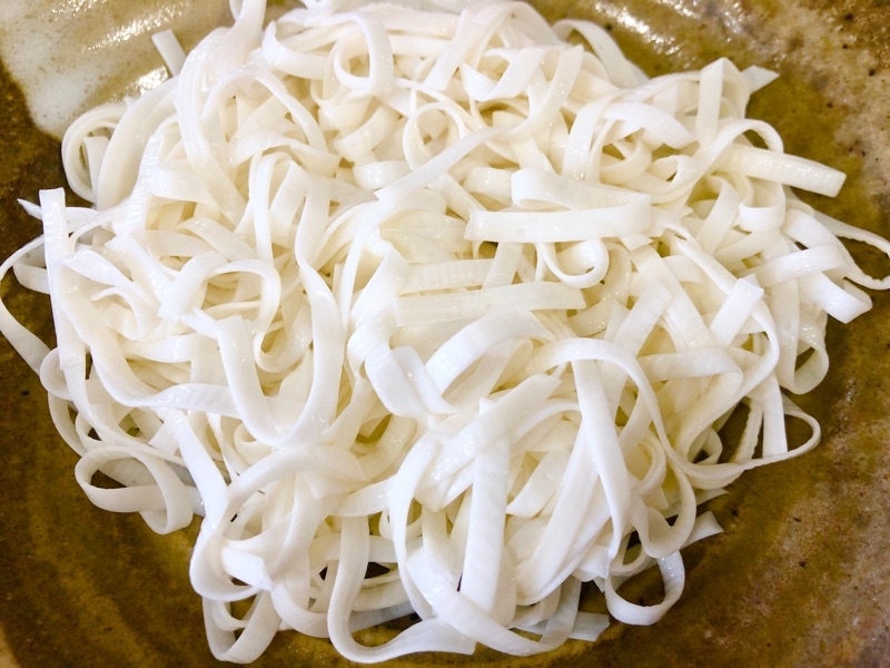 手打ち風とうふ麺を皿に盛り付けて撮った写真