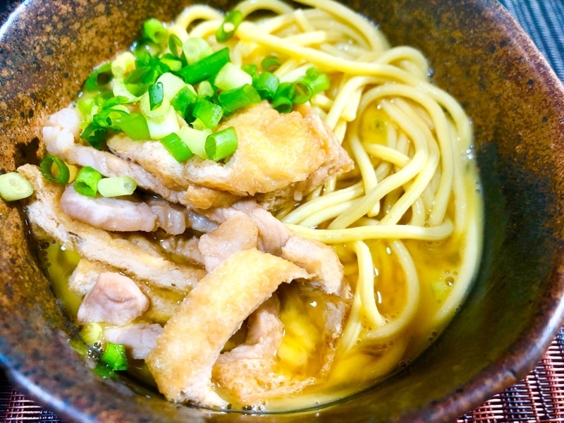 低糖質麺に付け合わせをのせて撮った写真