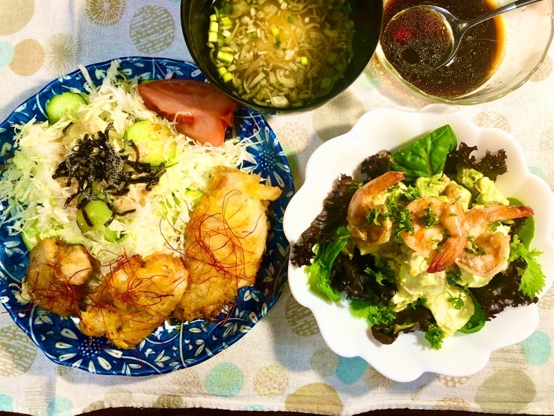 とり天とアボカド卵サラダの夕食を撮った写真