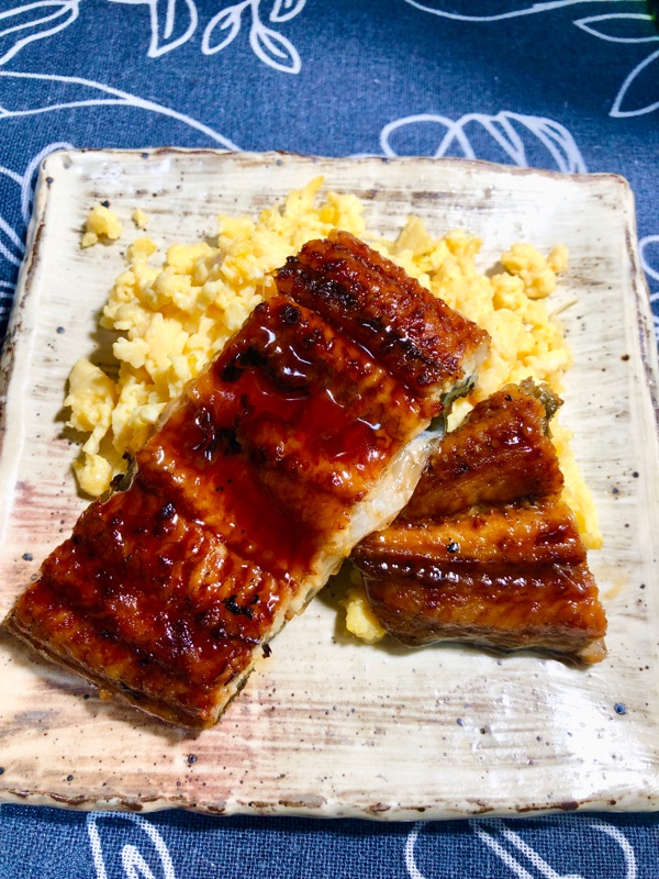 ウナギのかば焼きと卵そぼろを撮った写真