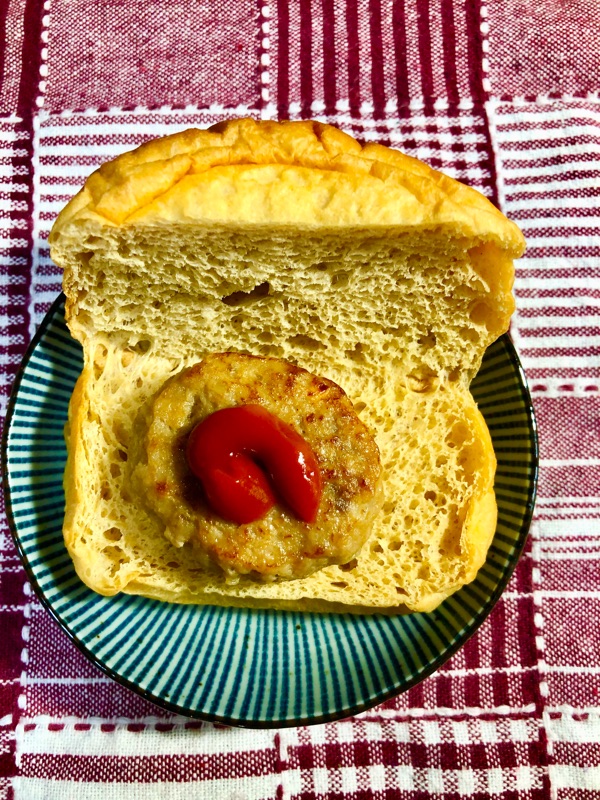 ブランパンにハンバーグをのせて撮った写真