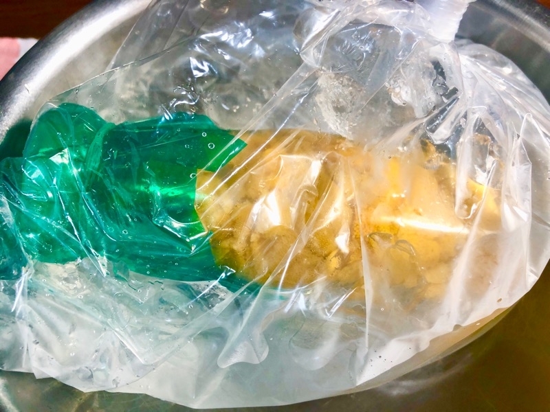 氷とウニの瓶詰を撮った写真