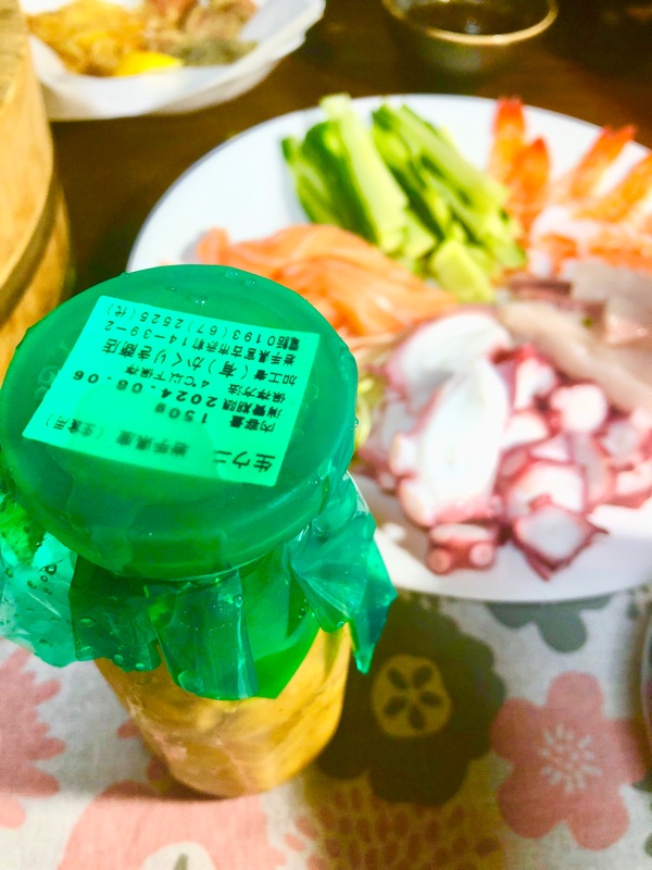 ウニの瓶詰と手巻きずしの具材を撮った写真