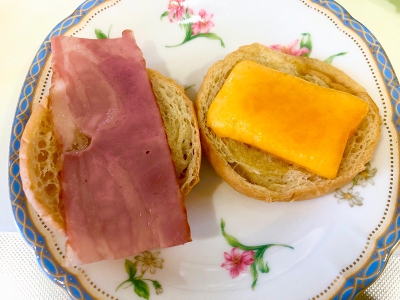 もち麦パンにチェダーチーズとベーコンをのせて焼き撮った写真