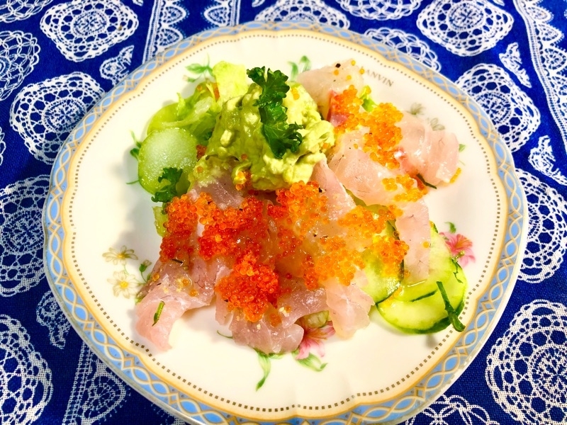 鯛のカルパッチョを取り分けて撮った写真