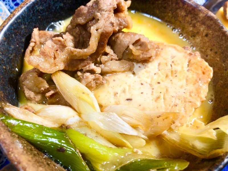 肉豆腐を溶き卵に入れて撮った写真