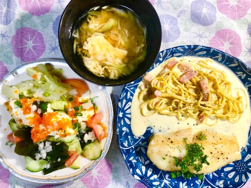 カレイのムニエルに低糖質カルボナーラの夕食を撮った写真