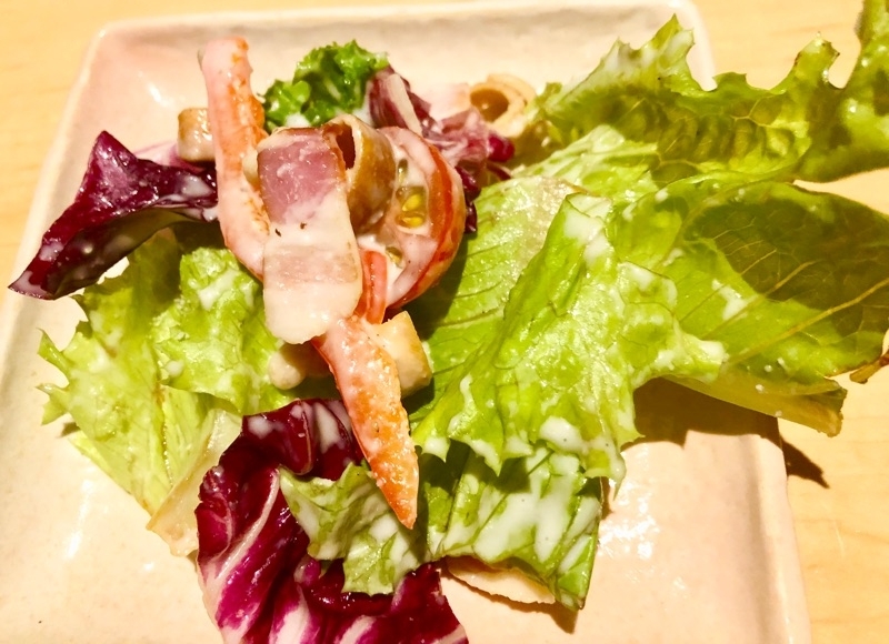 シーザーサラダを取り分けて撮った写真