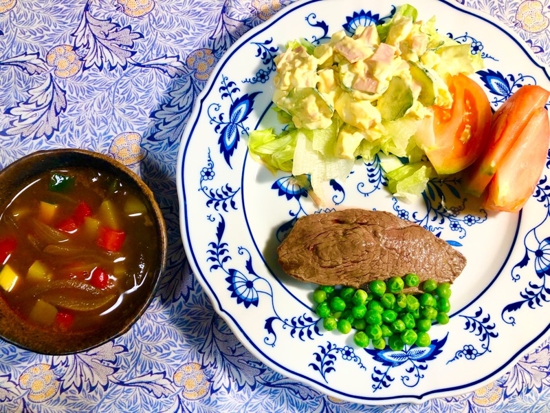 牛ステーキの夕食を撮った写真