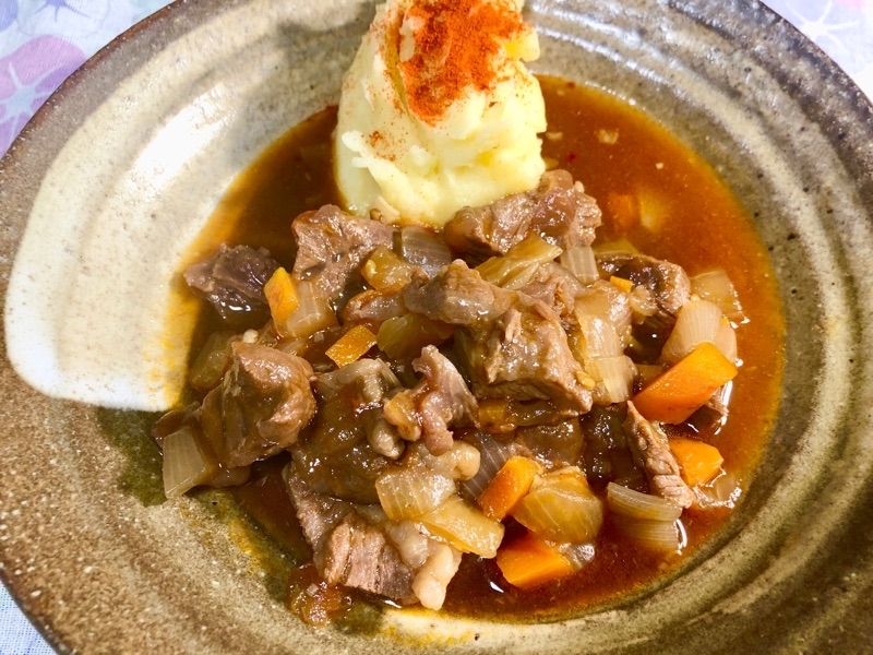 牛すね肉の赤ワイン煮込みとマッシュポテトを撮った写真