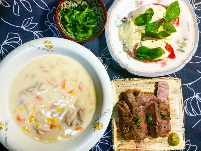 コーンクリームシチューの夕食を撮った写真