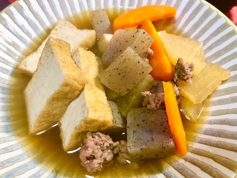 厚揚げとひき肉の煮物を撮った写真