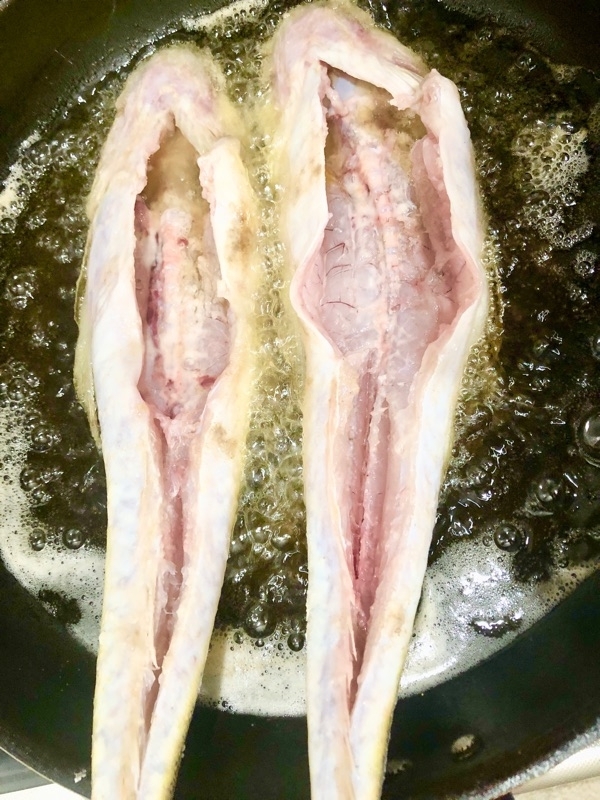 フライパンからはみ出るコチを