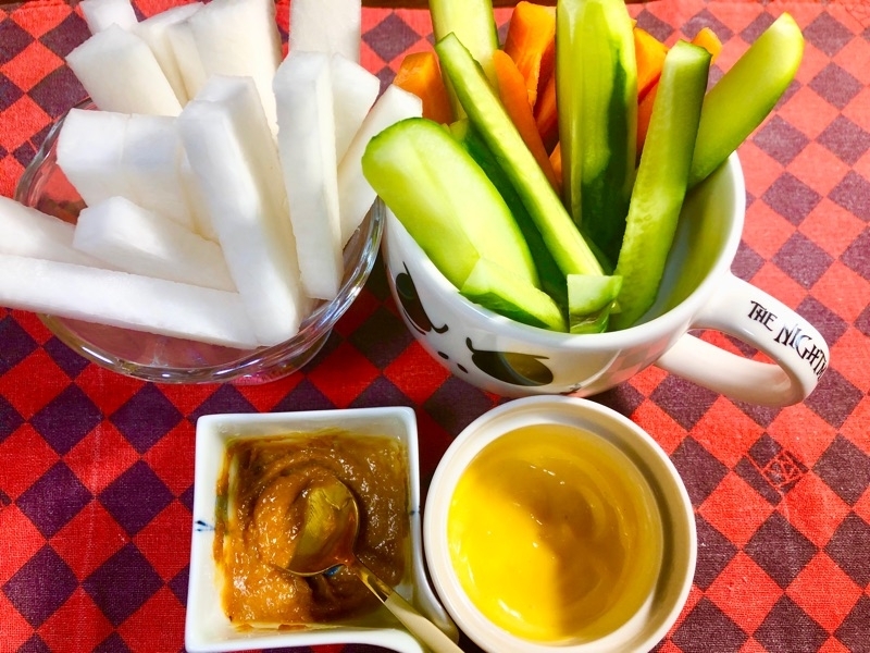野菜スティックと味噌マヨとからしマヨのディップを撮った写真