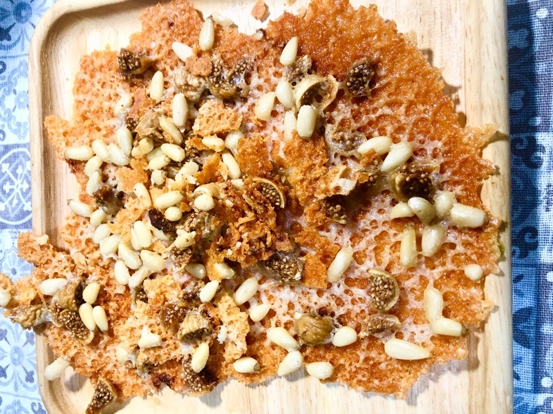 松の実と干しイチジクの焼きチーズを撮った写真