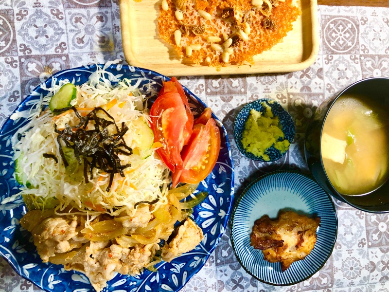 ショウガ焼きと焼きチーズの夕食を撮った写真