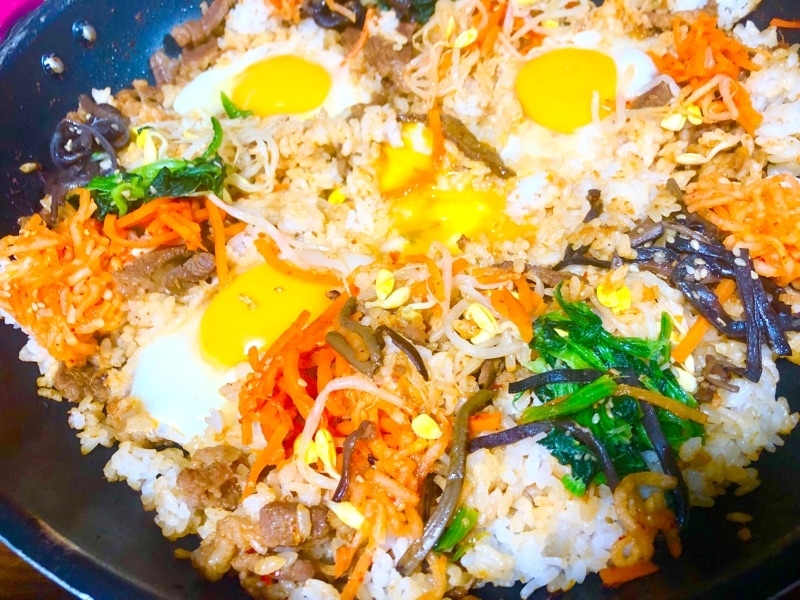 ご飯で作ったフライパンビビンバを撮った写真