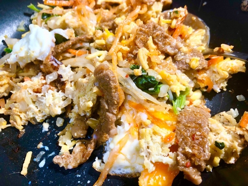 フライパン焼きビビンバを混ぜて撮った写真