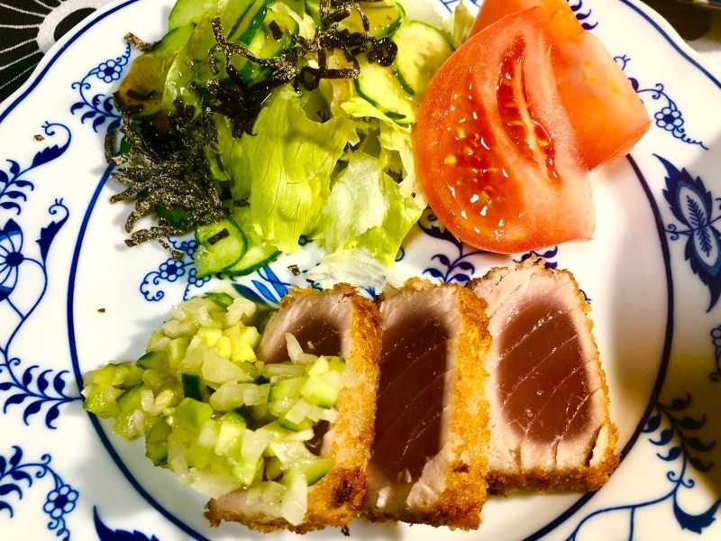 マグロカツに手作りソースをかけて撮った写真
