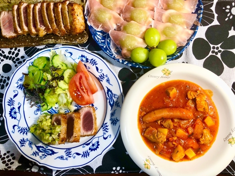 マグロカツと赤ワイン煮込みとシャインマスカットの夕食を撮った写真