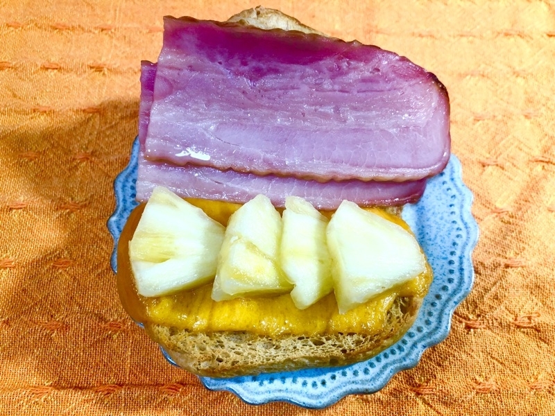ブランパンのベーコンパインホットサンドを撮った写真