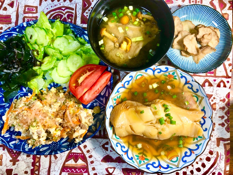 カレイの煮つけとひき肉豆腐炒めの夕食を撮った写真