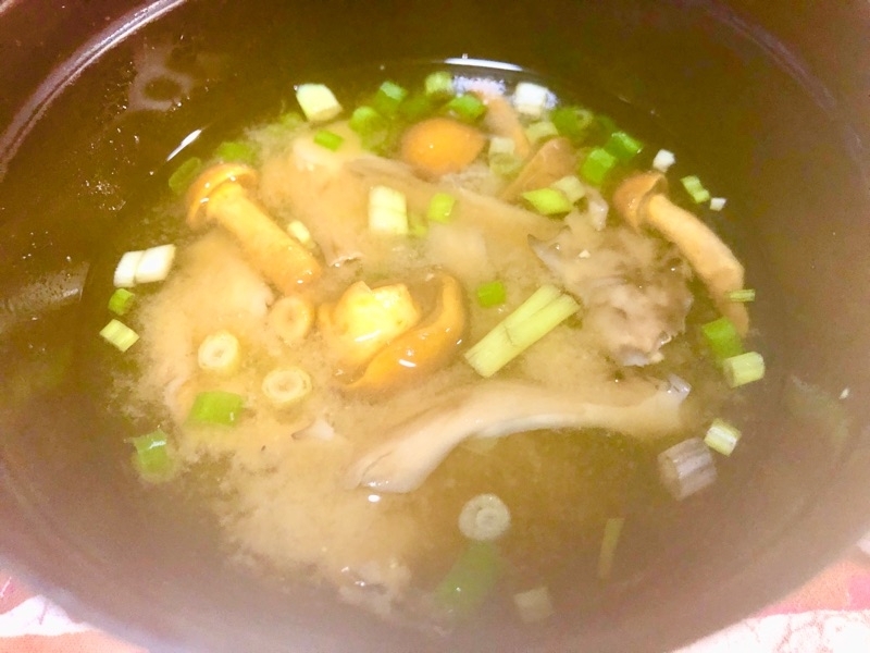 なめこの味噌汁を撮った写真