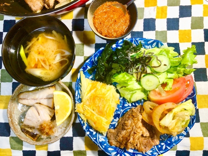 フライパン焼肉とジャガイモのガレットの夕食を撮った写真