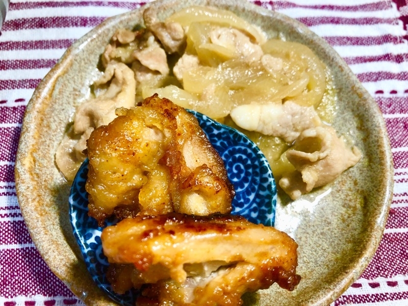 しょうが焼きとヤゲン軟骨唐揚げを撮った写真