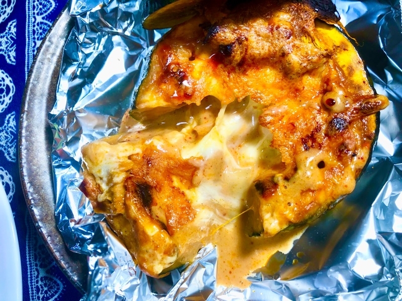 ミニカボチャのカレーチーズ焼きを切り分けて撮った写真