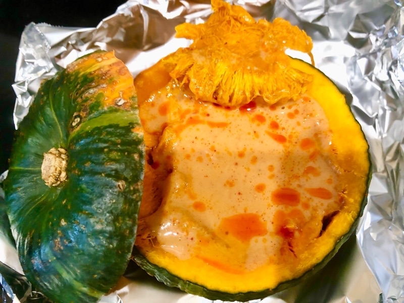 ミニカボチャにカレーを流し込んで撮った写真