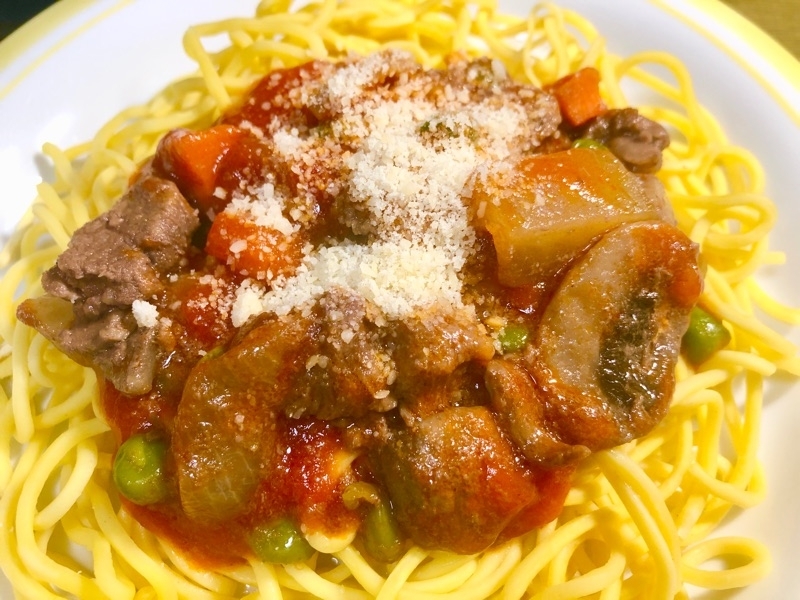 スパゲッティに粉チーズをかけて撮った写真