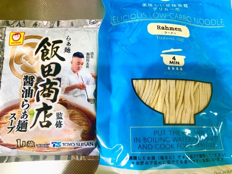 ラーメンスープと低糖質麺を撮った写真