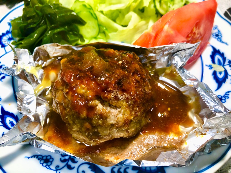 マッシュルームの肉詰め赤ワインカレーソースを撮った写真