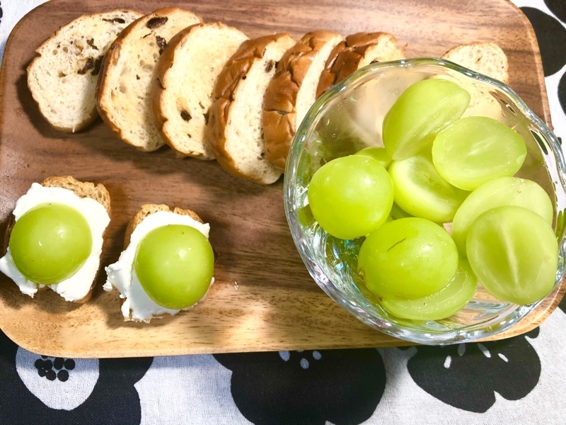 ブランパンのカナッペとブドウパンを撮った写真