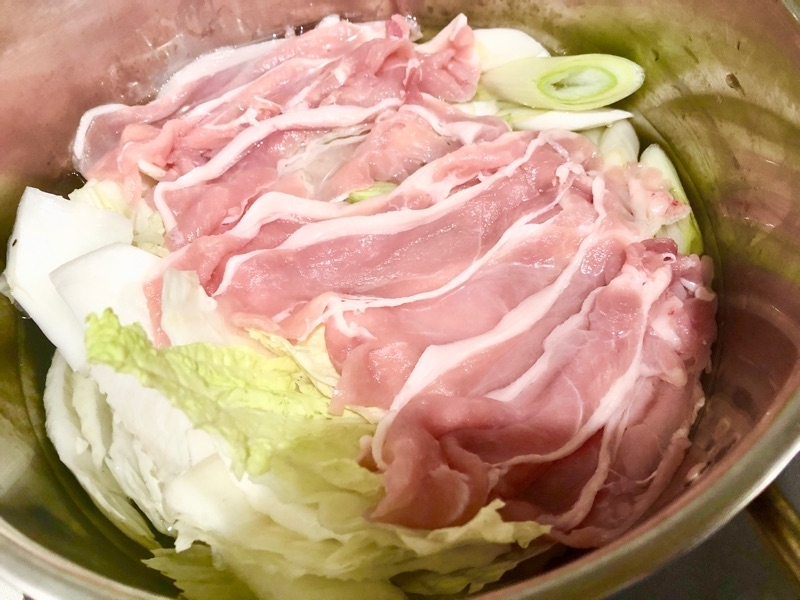 豚ロースをのせた鍋を撮った写真