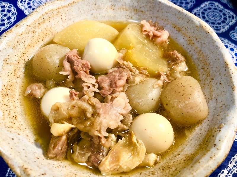 牛肉と大根の煮こみを盛り付けて撮った写真