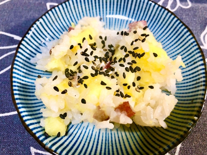 サツマイモご飯にゴマ塩をかけて撮った写真