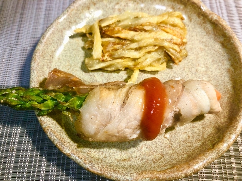 スパラの肉巻きとゴボウの天ぷらを撮った写真