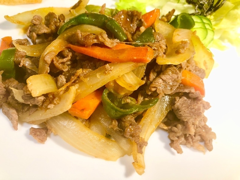 焼き肉のタレ炒めを取り分けて撮った写真