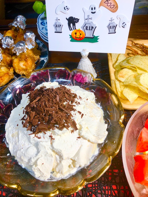 ハロウィンのグッズと低糖質プリンのある食卓を撮った写真