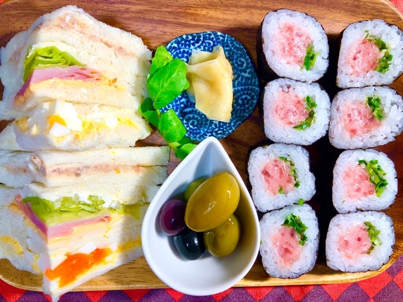 サンドイッチとトロ巻寿司を撮った写真