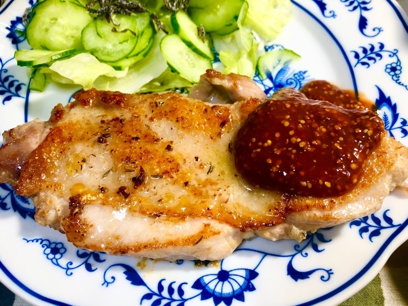 トマトソースのチキンソテーを撮った写真
