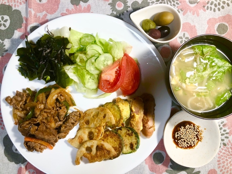 ジョンと肉野菜炒めの夕食を撮った写真