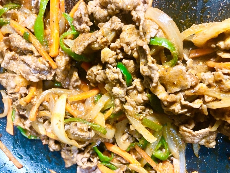 デミグラスソースの牛肉野菜炒めを撮った写真