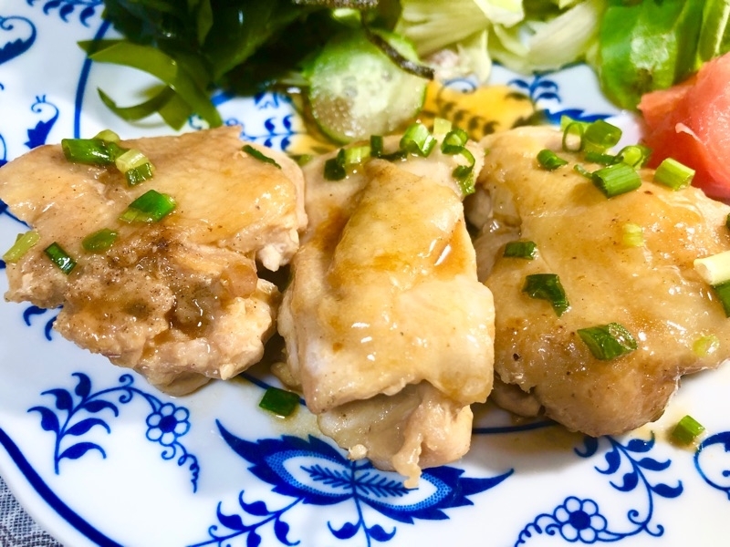 チキンの照り焼きを盛り付けて撮った写真