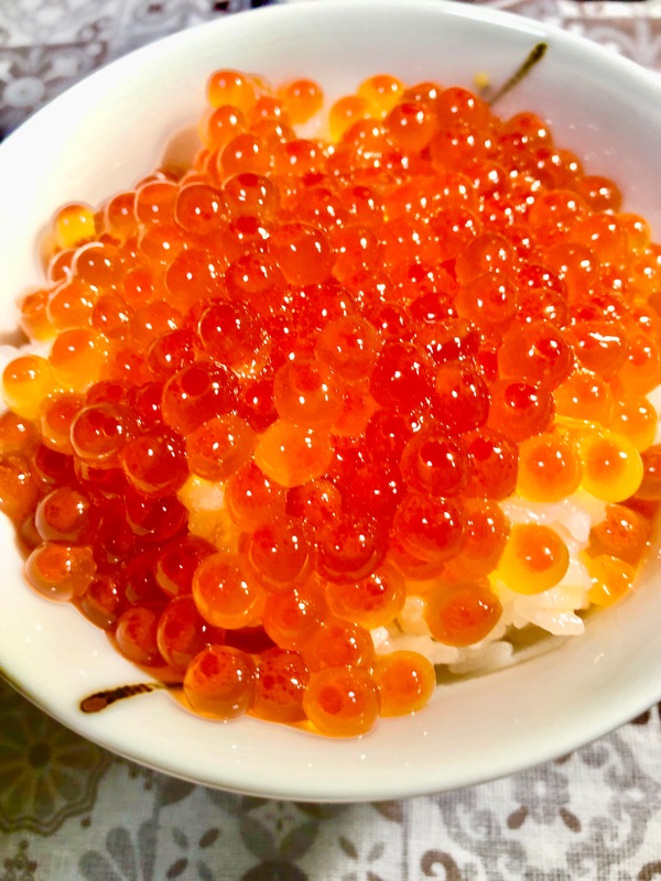 ご飯にイクラの醤油漬けをかけて撮った写真
