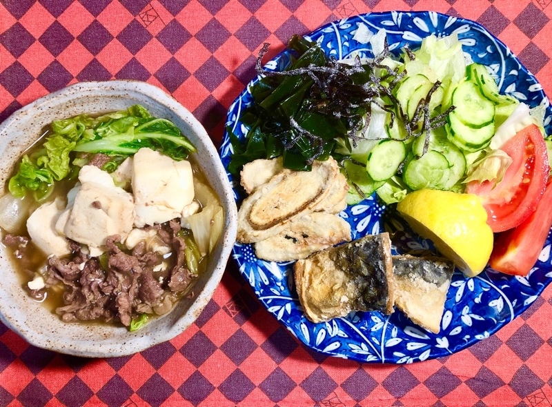 肉豆腐と塩サバの唐揚げの夕食を撮った写真